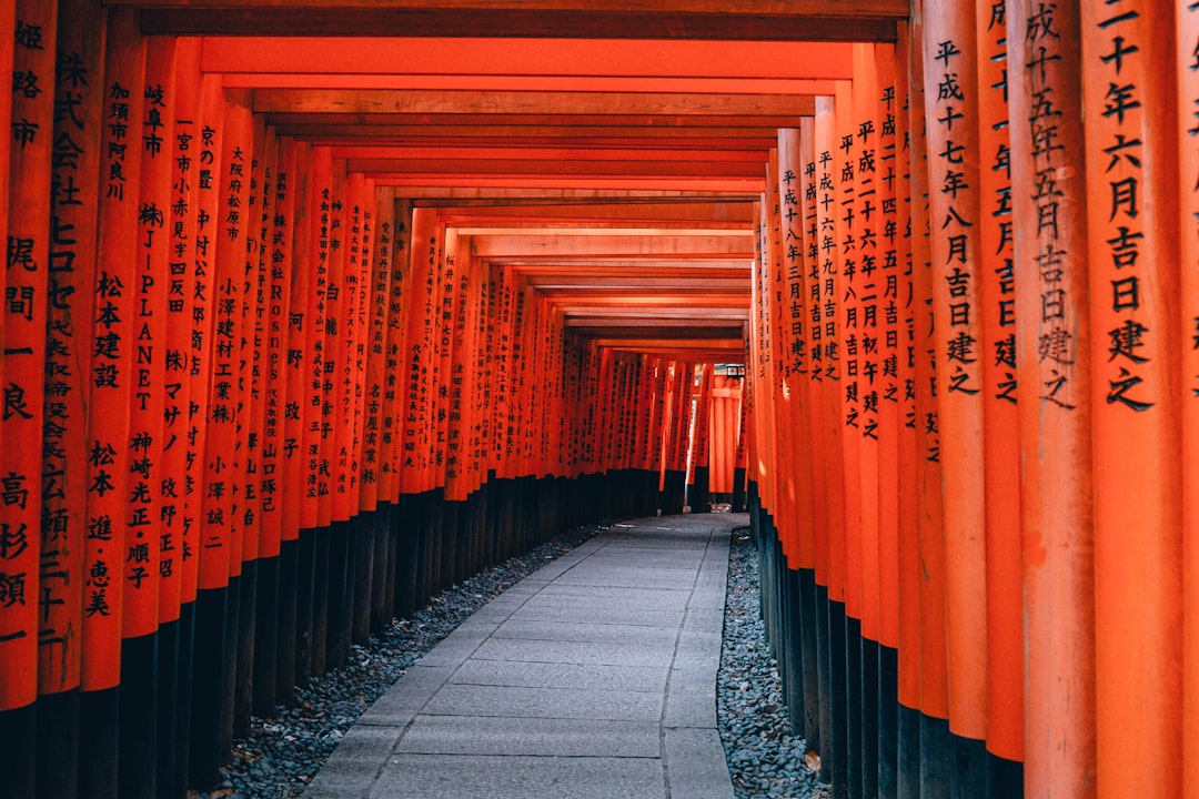 Fushimi Inari'nin kırmızı torii koridorları