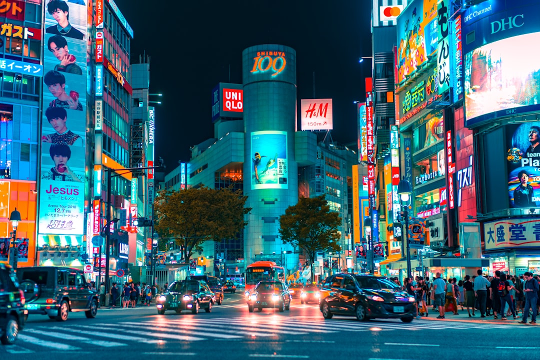 Shibuya'nın neon ışıklı ritmi